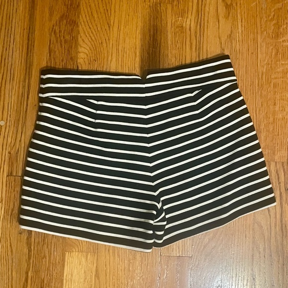 Black and white striped BCBG trouser style shorts. Size XS - Picture 2 of 4